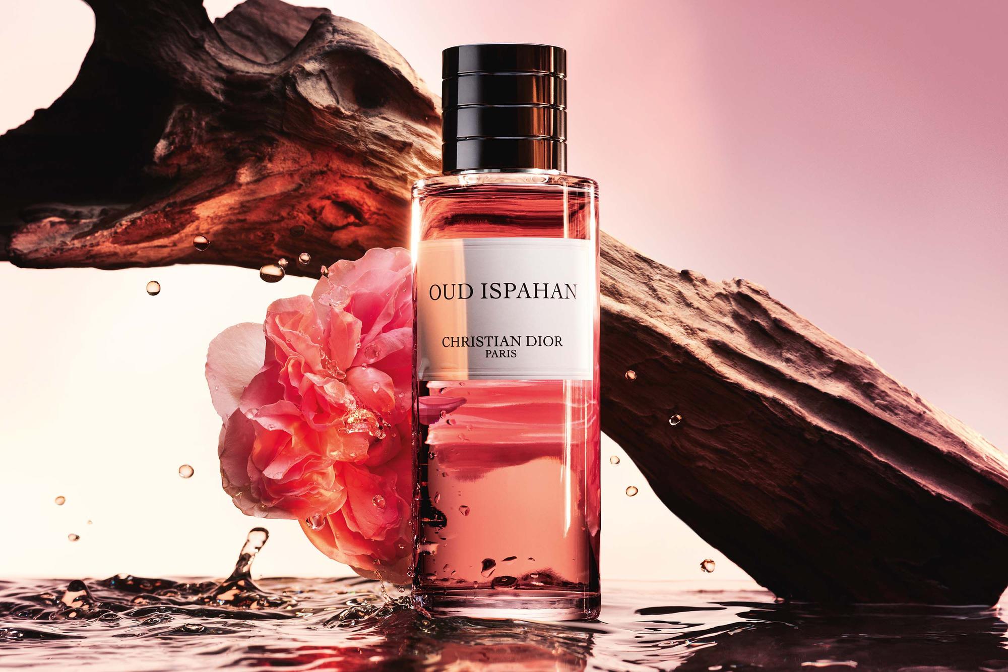 Dans cette nouvelle réalité, ce sont les marques de parfumerie de niche qui ont décidé d'éliminer une fois pour toutes le genre des parfums, et cela est apprécié. L'Artisan Parfumeur, Diptyque, Serge Lutens, pour ne nommer que quelques pionniers parmi tant d'autres, ont décidé de créer des parfums d'exception et uniques… peu importe si c’est elle ou lui qui les choisi.

