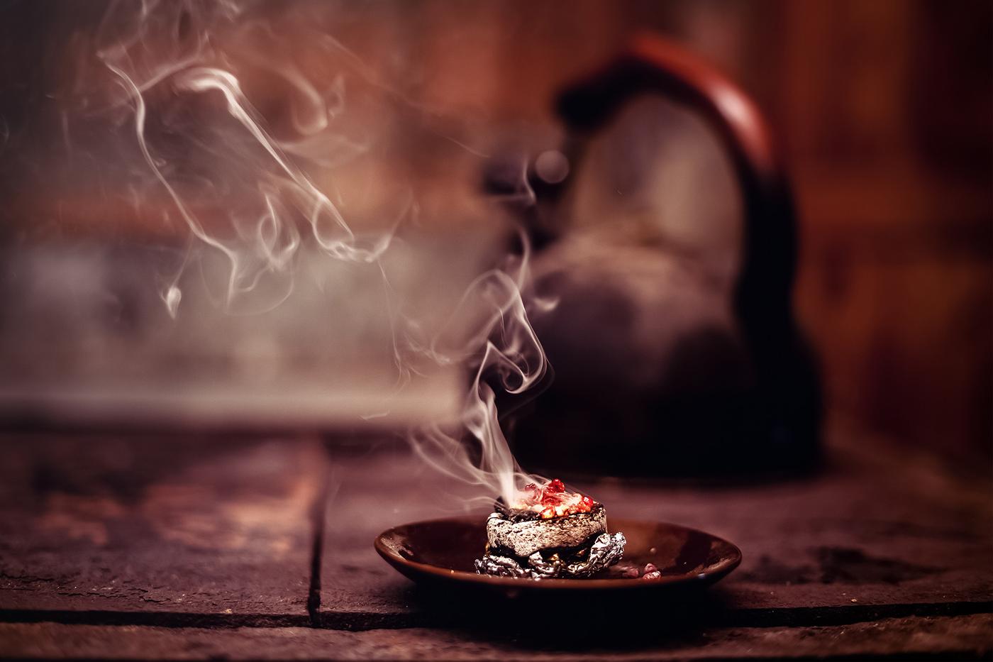 不过，“东方”的概念也指来自这些遥远国家的成分原料。它们逐渐受到调香师的青睐，在调香盘中催生出新的香味：来自中东的熏香、来自北非的雪松、来自印度的檀香、来自东南亚的沉香，以及来自中国的生姜。<br>

直到 20 世纪初，品牌才开始在广告中使用这一概念。到 20 世纪 30 年代，东方调香水开始被描述为带有木香、檀香、香草、熏香、零陵香豆、广藿香、麝香或肉桂味道的香水。它们大都是浓郁、性感、温暖的香气。<br>

接下来的事情就不必赘述了，许多香水的灵感都来自这种对东方异国情调的嗅觉梦想：娇兰一千零一夜 (Guerlain's Shalimar)、圣罗兰鸦片 (Yves Saint Laurent's Opium) 和迪奥毒药 (Christian Dior's Poison) 都在最著名的东方调香水之列。<br>

