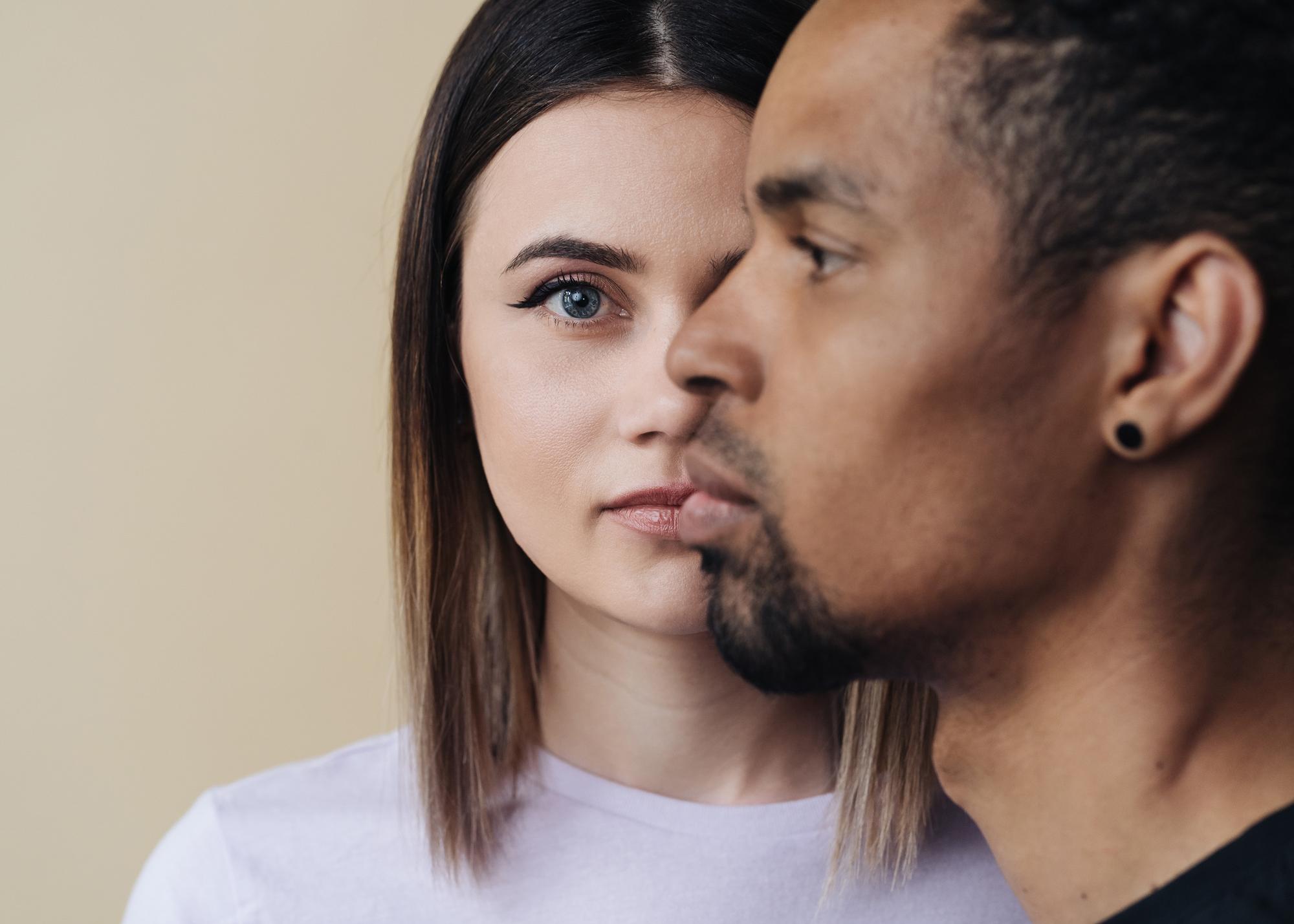 La réalité est que cette distinction entre parfums masculins et féminins est le résultat d'un besoin marketing, pour une simple histoire de catalogage. Il est ainsi plus facile de promouvoir, positionner, cibler et vendre. Mais comme pour la mode, la parfumerie commence à rompre avec les labels, et tout comme les hommes d'aujourd'hui portent des sacs, des jupes et des « vêtements non genrés »,  les femmes portent des vestes ou des chemises d'homme ; et de nombreux parfums se positionnent pour attirer tant les femmes et les hommes.<br>

S'il est vrai qu'en règle générale les femmes ont moins de préjugés dans le choix d'un parfum qui leur plait, même s’il est classé comme masculin, les hommes sont un peu plus réticents. Heureusement, les nouvelles générations sont déjà plus réceptives aux propositions unisexes et comprennent que porter un parfum au jasmin ou porter une chemise avec un détail brillant n'a rien à voir avec leur sexualité.<br>




