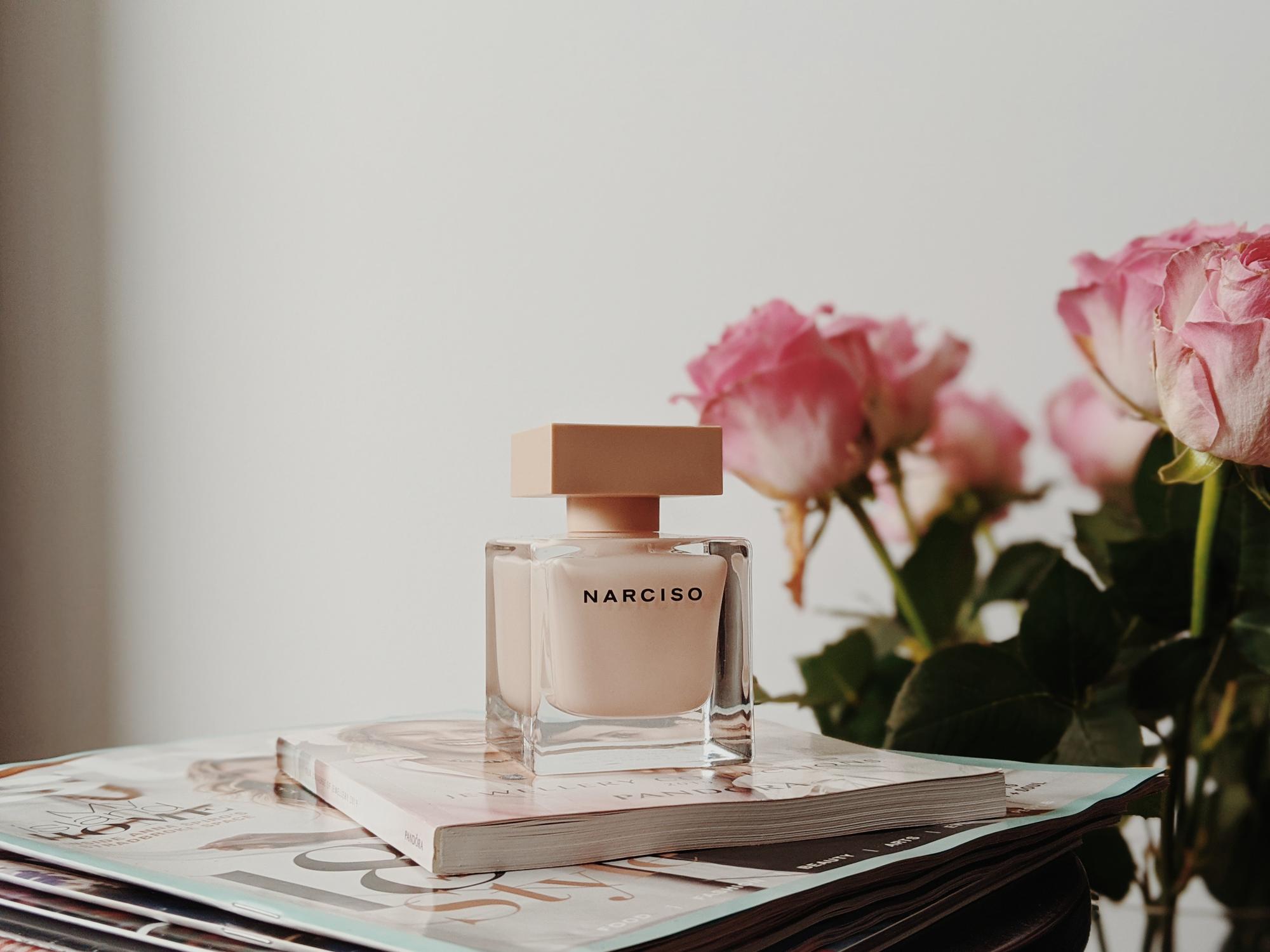 Probablement, le pouvoir le plus important est que, loin de dissimuler votre personnalité, il est capable de la mettre en valeur. En effet, un parfum en dit long sur la personne qui le porte. Il ne s'agit plus seulement de dire que quelqu'un est "romantique", "sexy" ou "audacieux", cela va beaucoup plus loin. Aujourd'hui, le choix d'un parfum va au-delà d’une simple question de goût: il s'agit de ce que l'on veut exprimer. Par exemple, un parfum floral, mais contrasté avec des notes épicées ou boisées, dit d'une femme qu’elle est féminine, mais aussi avec un goût sûr et extraverti. Un homme qui choisit un parfum aux notes florales est quelqu'un qui ne s'intéresse pas aux conventions et qui ne veut pas que la société dicte ses goûts personnels.<br>

Peu de gens aujourd'hui sont fidèles à un seul parfum. Compte tenu de la grande offre sur le marché, la plupart des gens ont des fragrances variées, à porter à différents moments de leur vie. Mais il y a ceux qui vont plus loin et ont des parfums pour chaque humeurs. Si un jour de pluie nous nous habillons avec des vêtements de couleurs moins vives, pourquoi notre parfum ne le refléterait-il pas ? Imaginez, par une journée grise, une senteur enveloppante et chaleureuse, qui vous donne l'impression d'être emmitouflé : un parfum boisé, aux notes florales intenses ou peut-être vanillé. Par une journée d'hiver, on imagine même avoir envie de senteurs comme la muscade et les épices, qui nous donnent l’impression d’être « chez soi ». Au contraire, quand il fait chaud, on s'habille légèrement et on fait de même avec les parfums, rêvant de senteurs éphémères, d'herbe fraîchement coupée, d’agrumes ou de notes aquatiques, pour se sentir léger et en mouvement.<br>
