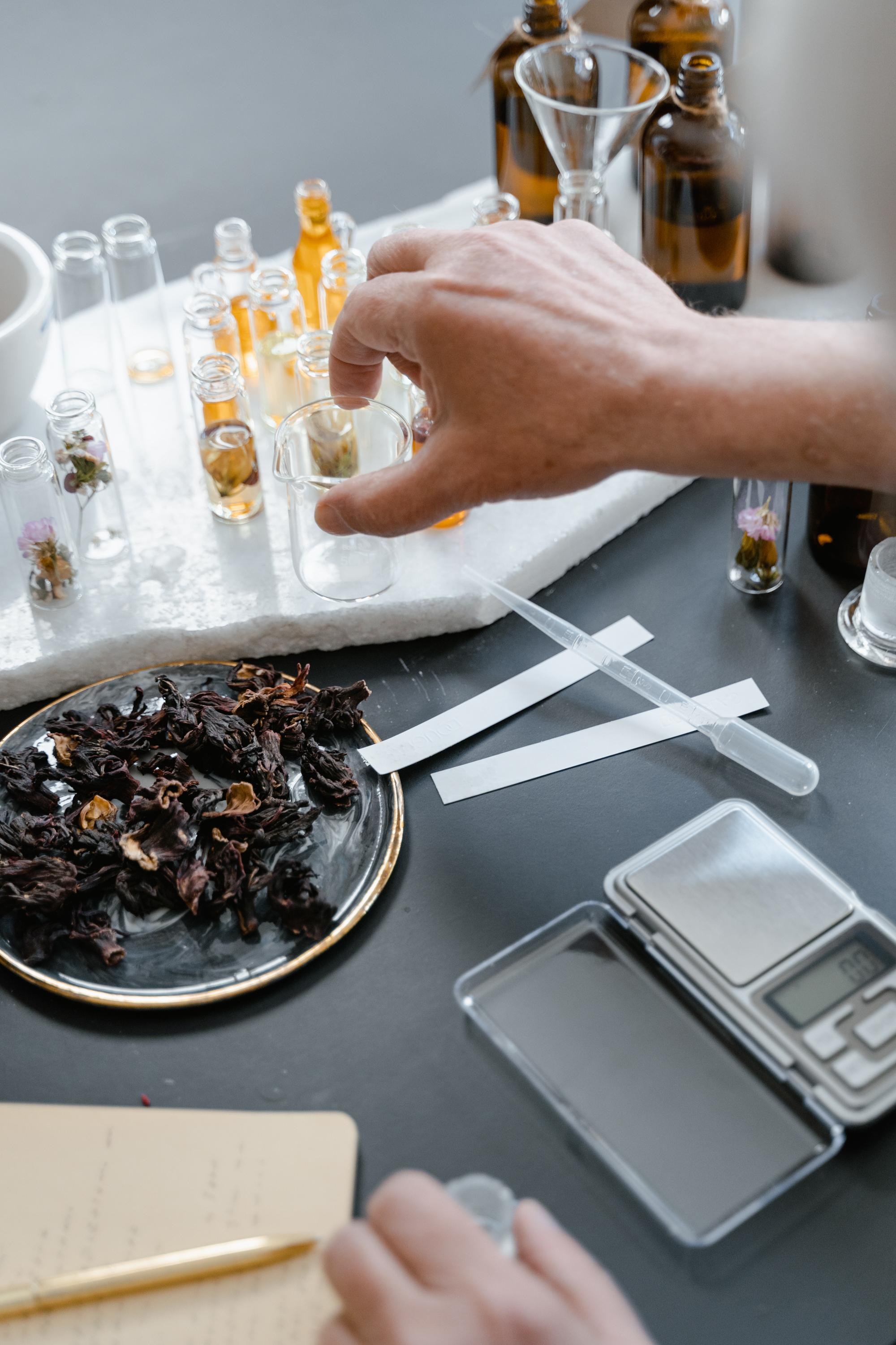 Sent realistes és una professió que se n'aprèn. Un pot tenir el sentit de l'olfacte molt desenvolupat i una sensibilitat especial per a les olors, però aprendre a distingir ingredients, notes i famílies no és cosa d'un dia. El nas s'ha d'entrenar. Hi ha molts noms per definir la professió: nas, perfumista, compositor de perfums, creador de fragàncies, però sigui quina sigui a totes hi ha un gran treball darrere.<br><br>

No es tracta de tenir un do únic o característiques físiques especials; per ser perfumista és important ser creatiu i practicar, més enllà d'ingredients i combinacions, la memòria olfactiva.<br><br>

Dentro del entrenamiento para convertirse en perfumista es importante estudiar química, así como conocer las materias primas y las diferentes composiciones naturales o sintéticas. Como ya decíamos se debe ampliar la memoria olfativa aprendiendo las diferentes notas y familias para ser capaces de distinguirlas de forma rápida. Igual que un sommelier con el vino, un perfumista debe poder distinguir los principales ingredientes de una fragancia. <br><br>

Más allá de esta formación debe venir la creatividad y el saber trasladar las emociones y palabras en composiciones que se puedan oler. De ahí que deban trabajar con su propia memoria olfativa y con el máximo de empatía y emoción posible para llegar a los consumidores finales. 