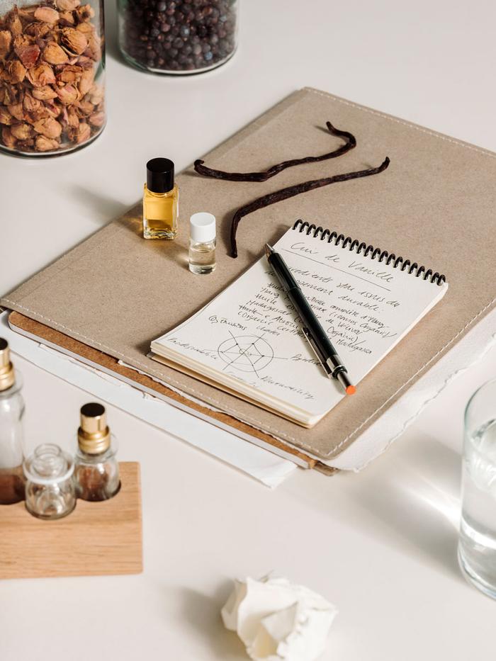A perfumaria é tanto arte como ciência, pelo que o processo de criação de um perfume está sempre ligado a uma boa dose de inspiração e criatividade.