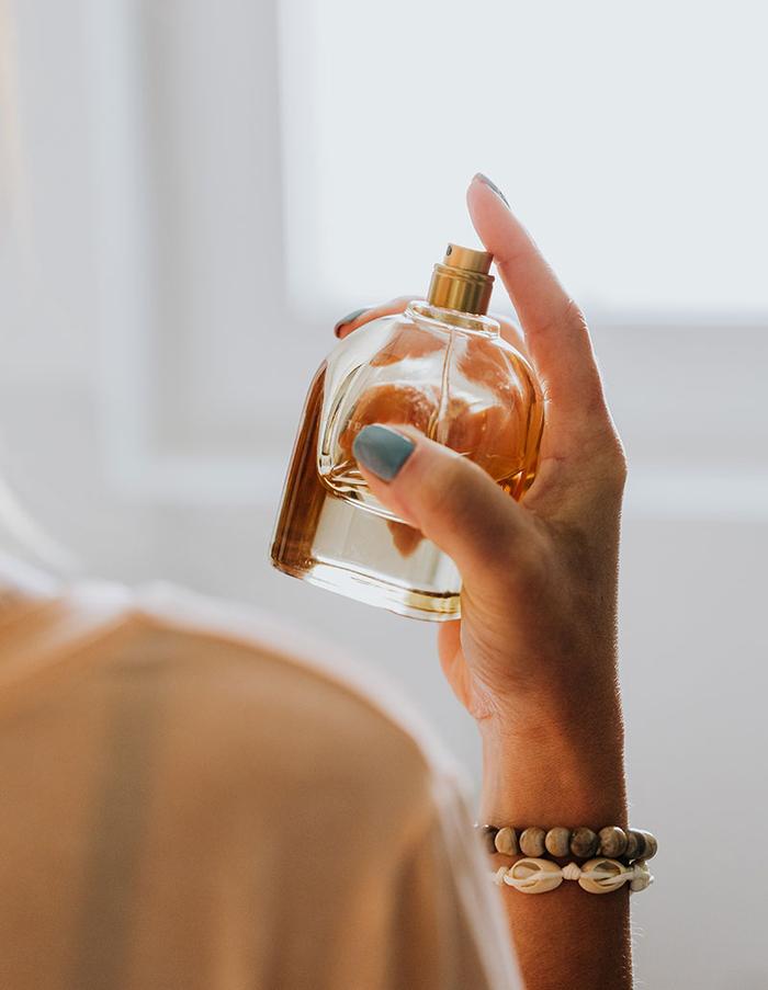 Vous vous êtes sans doute souvent demandé pourquoi l'odeur d'un parfum diffère selon la personne qui le porte, ou si sa durée de vie dépend de sa puissance. <br>
La parfumerie a fait couler beaucoup d'encre, mais il est parfois difficile de distinguer la réalité de la fiction. Nous démystifions quelques faux mythes sur les parfums et leur application.