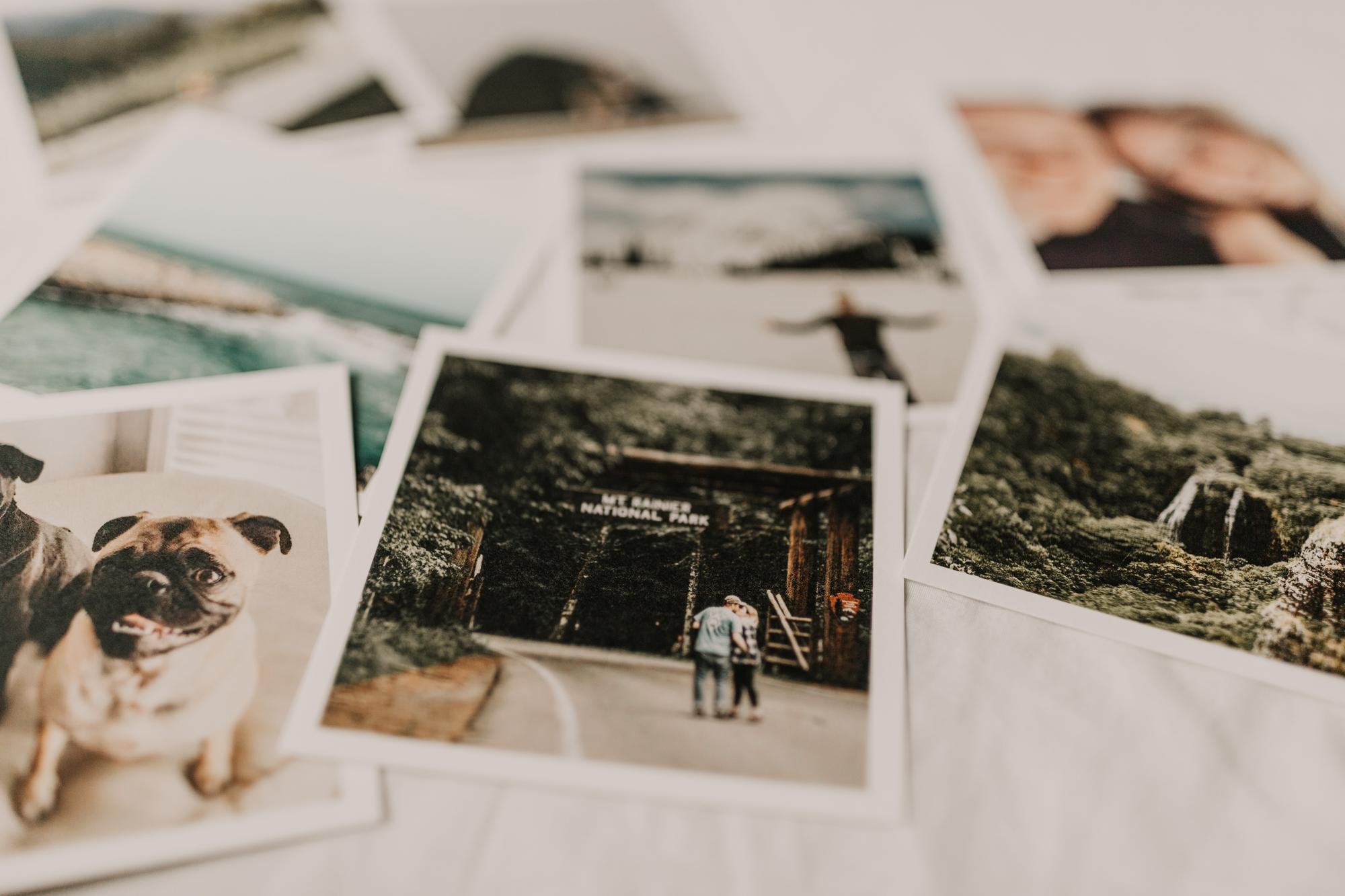 Les souvenirs sont faits de sensations, de vieilles photos et de cartes postales, mais ils sont aussi, sans aucun doute, faits de senteurs. La vie passe à un rythme effréné et soudain, sans prévenir, une odeur arrête le temps. 