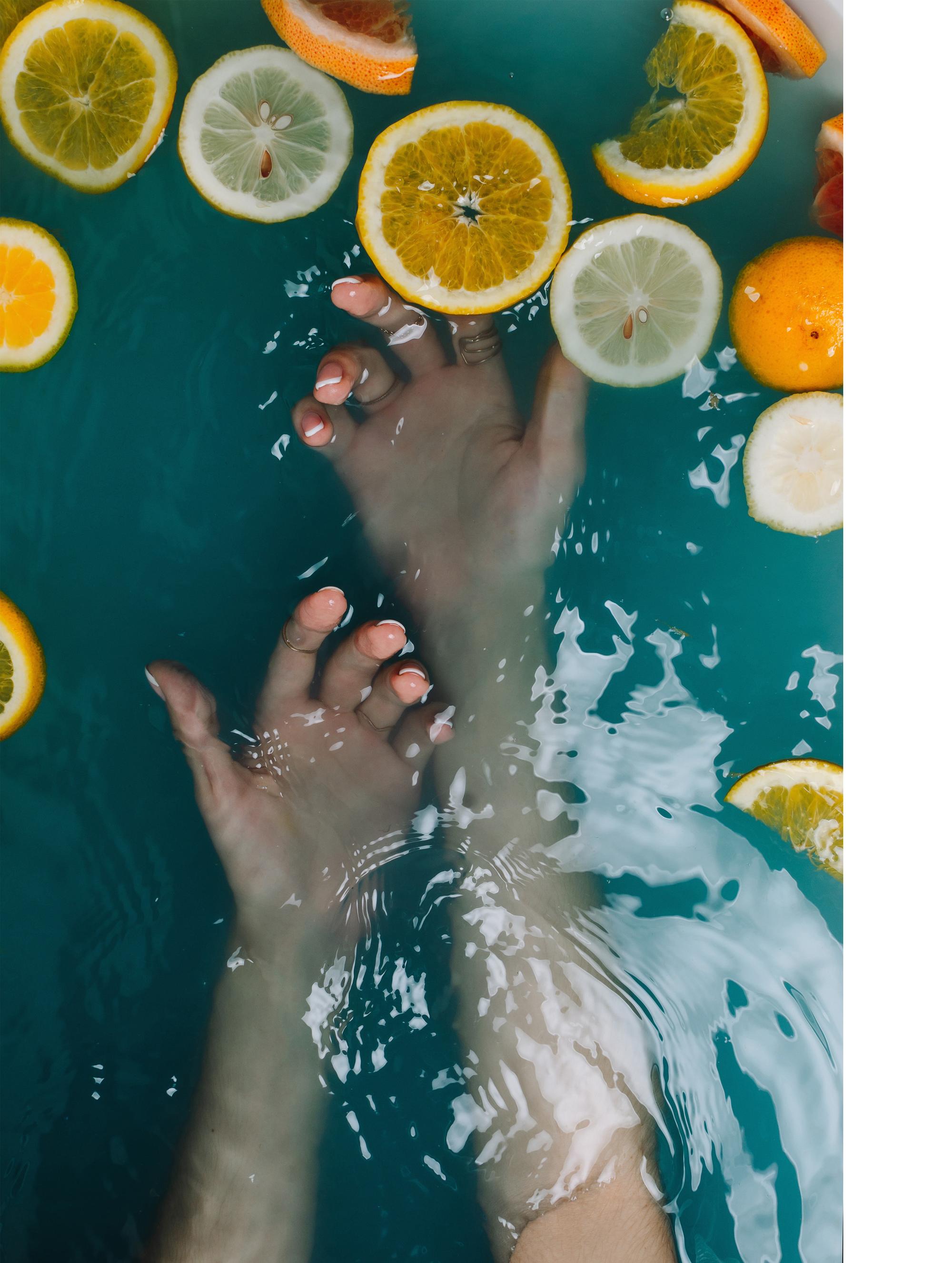 Et on ne parle pas seulement de parfums, mais d’odeurs du quotidien qui peuvent aller de la nourriture, à d'autres, plus complexes, d’objets qui nous sont familiers, comme les produits d'entretien, les odeurs de nature (la pluie, la terre mouillée) ou encore l'odeur d'une voiture ou un sac neuf. <br><br>

Notre cerveau fonctionne de manière très sophistiquée. Cela dit, nous pouvons jouer consciemment ces mêmes règles et planifier un souvenir olfactif.<br><br>

De la même manière que vous choisissez un nouveau costume pour votre premier jour de travail, un nouveau maillot de bain pour l'été, ou une tenue pour votre anniversaire, un dîner ou vos vacances, vous pouvez également choisir le parfum qui fera partie d’un moment spécial de votre vie. <br><br>

Le processus est plus simple qu'il n'y paraît. Voici quelques conseils qui peuvent vous donner une idée de la façon dont choisir le parfum de cette grande occasion, et qui, au fil des ans, continuera de vous faire revivre ce souvenir.