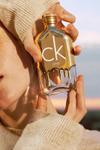 **CK One de Calvin Klein**, possiblement la fragància fresca més coneguda del món, una proposta creada el 1994, andrògina, que fuig de les etiquetes i que va marcar un abans i un després al món de la perfumeria. Té bergamota, te verd, cardamom, flors, nou moscada i molsa. <br><br>

**Cool Water de Davidoff**, una de les pioneres en aquesta classificació, una fragància creada el 1988 i que encara se segueix utilitzant a tot el món. La seva frescor evoca el mar en tota la seva esplendor amb notes de lavanda, menta, tarongina, molsa, romaní, sàndal, ambre i gessamí. <br><br>

**Acqua di Parma**, amb el seu perfum insígnia Colònia, creat el 1916, va marcar un abans i un després a la perfumeria i forma part de la memòria olfactiva de moltíssimes persones. Una barreja de revetlla, cítrics (llimona, taronja, bergamota), romaní, rosa, lavanda, cedre i vetiver que no entén de gèneres ni de modes. <br><br>

**Blanche de Byredo**, evoca la puresa del blanc, l'olor de la pell neta i del detergent fresc a través de notes de rosa suau, peònia, violeta, sàndal, mesc i aldehid. Poesia per a la pell i un dels favorits de les noves generacions.
