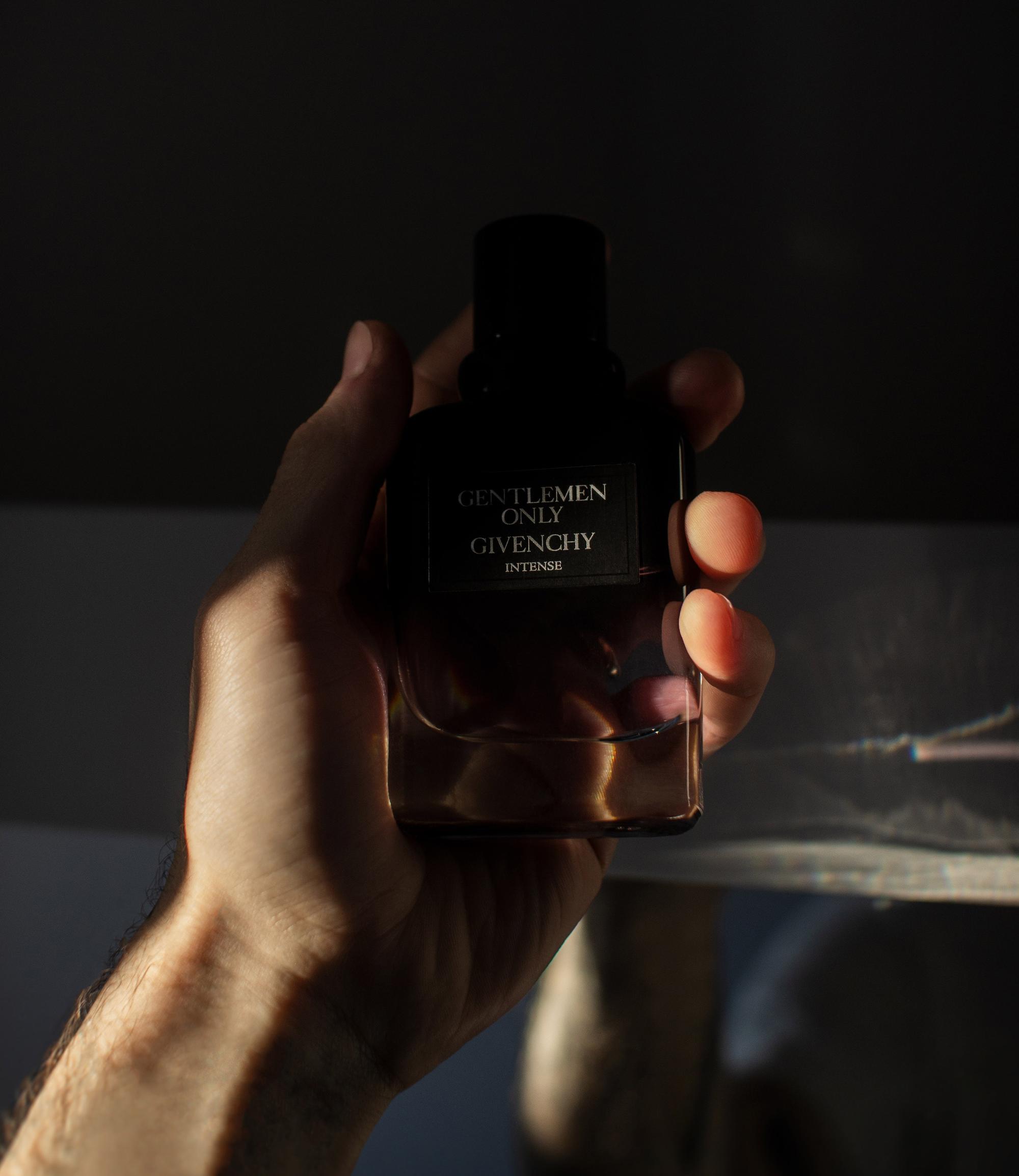 D'autre part, il existe des parfums qui nous font nous sentir puissant, ceux avec lesquels nous plaisons le plus aux autres, et à nous-mêmes ; des armes pour nous donner confiance en nous. Si nous sommes craintifs ou peu sûrs de nous, nous préférons des parfums légers pour passer inaperçus, et être les seuls à pouvoir nous sentir pour trouver le réconfort nécessaire. Mais, il y a ceux pour qui les parfums fonctionnent comme un remède, comme une thérapie : si nous sommes abattus et voulons nous sentir mieux, nous utilisons ce parfum qui nous met de bonne humeur et nous remonte le moral. Si nous nous sentons paresseux, nous cherchons cet autre qui nous rappelle la fraicheur d’un bain et nous donne un sursaut d'énergie. <br>

Mais sans aucun doute l'un des plus beaux pouvoirs qu'un parfum puisse avoir est sa capacité à nous rappeler des bons moments ou des êtres chers : sentir le parfum de notre mère, ou celui que nous utilisions lors de ce voyage inoubliable, nous réconfortera toujours et sera un baume pour l'âme. <br>

Avez-vous déjà découvert d'autres pouvoirs au parfum ? 